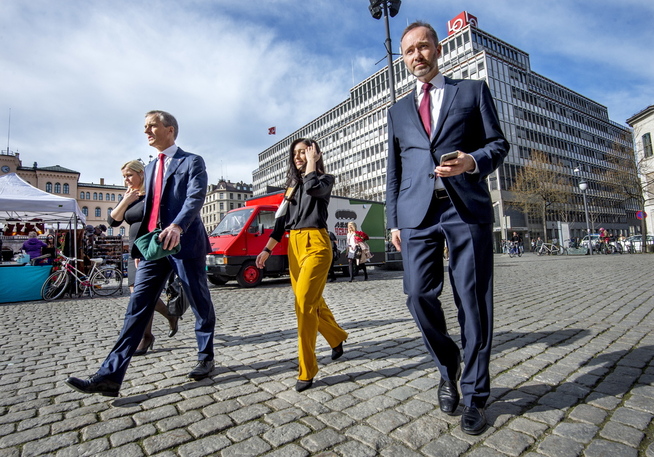 <p>UTFORDRES: Ap-landsmøtet starter i dag, med en gryende diskusjon om Aps linje i asylpolitikken. Her er Aps ledergruppe, ved partileder Jonas Gahr Støre, nestleder Hadia Tajik, nestleder Trond Giske og partisekretær Kjersti Stenseng.</p>