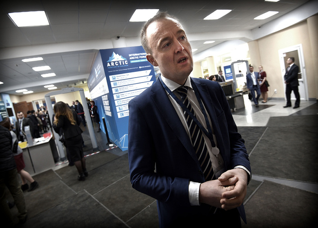 <p>PEKER PÅ FORSVARET: Eirik Sivertsen (Ap) beholdt stortingsplassen sin, men partiet hans gjorde et elendig valg i Nord-Norge. Her er han avbildet tidligere i år under Arctic Forum.</p>