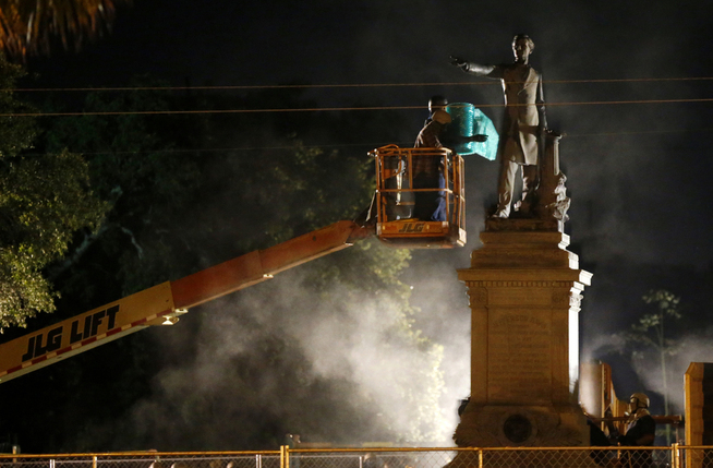 <p>OGSÅ FJERNET: I midten av mai ble statuen av Jefferson Davis fjernet i New Orleans. Han var leder av de konfødererte statene under den amerikanske borgerkrigen.</p>