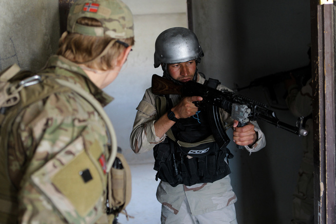 <p>LANG ERFARING: En soldat fra Forsvarets spesialkommando (FSK) driver opplæring av en kollega fra det afghanske spesialpoltiet i TF-24 i Crisis Response Unit (CRU) i Kabul. Nå skal de drive samme type opplæring i Jordan.</p>