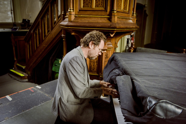 <p>«TÅRNHØYE BØLGER»: Musikeren tester ut det nystemte flygelet i Jacob kulturkirke.</p>