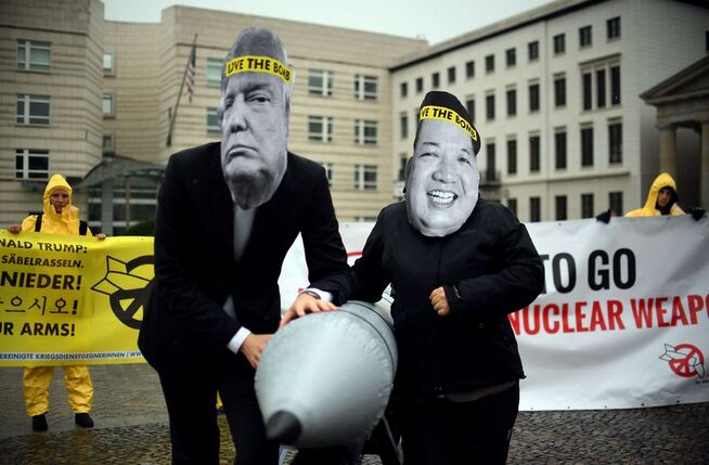 <p>DEMONSTRASJON: Aktivister fra ICAN bærer masker av USAs president Donald Trump og Nord-Koreas president Kim Jong-Un.</p>