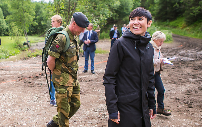 <p>LISTETOPP: defence minister Ine Marie Eriksen Søa sum being the preferred toppkandidat to the parliamentary election of Frogner Høyre. So she was there in 2013. Here she is pictured in the field på Sessvollmoen with the press på tow.</p>