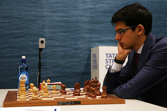 <p>FIKK PROBLEMER: Anish Giri havnet i trøbbel mot Carlsen etter åpningen.</p>