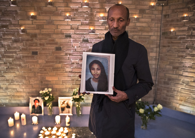 <div> In SORG: Yohannes Tzegai Woldemariam, the father of Leah Rebiba Woldemariam, with a portrait of her daughter during the memorial service in Romsås church on October 22.  Photo: HALLGEIR VÅGENES </ p>