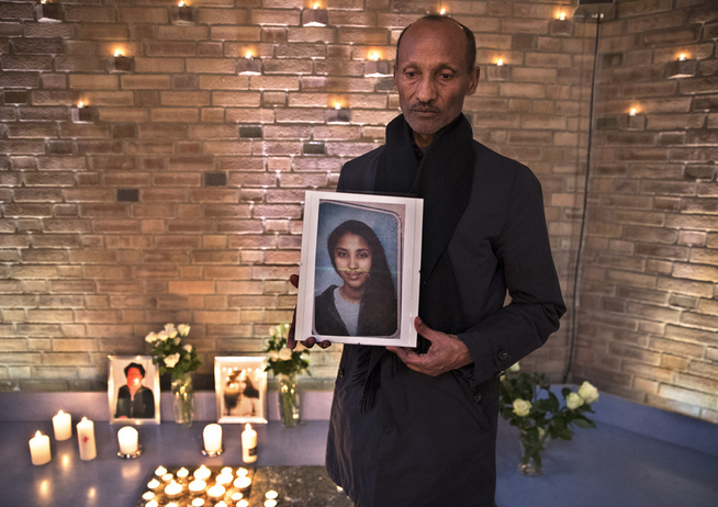 <div> In SORG: Yohannes Tzegai Woldemariam, the father of Leah Rebiba Woldemariam, with a portrait of her daughter during the memorial service in Romsås church on October 22. Photo: HALLGEIR VÅGENES </ p>