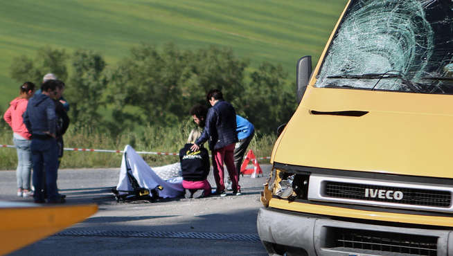 <p>ULYKKESSTEDET: En kvinne fra Astana-laget blir trøstet på stedet hvor Michele Scarponi mistet livet. Syklisten kolliderte med bilen til høyre.</p>