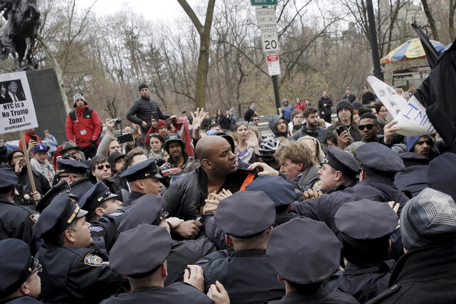 <p>AMPERT: Politiet måtte gripe inn da folk i New York protesterte mot Donald Trump.</p>