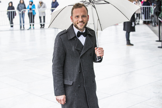 <p>TENKER PÅ REGNSKOGEN: SV-leder Audun Lysbakken måtte bruke paraply for å slippe unna regnet undet Kongeparets 80 årsfeiring på Operaen.</p>