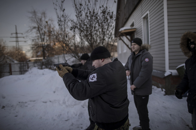 <p>UTFORDRINGEN: Det er uvant for oss som liker fred, tillit og fordragelighet at vi faktisk må ta opp kampen mot krefter som ønsker å rive våre samfunn ned, skriver VG-kommentator Frithjof Jacobsen. På bildet skyter lederen av komitéen for nasjon og frihet (KNS), «John Wagner» (30), med skarpt i bakgården til moren sitt hus i utkanten av Moskva.</p>