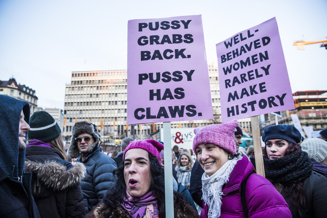 <p>«PUSSY GRABS BACK»: Amerikanske Victoria Coleman og venninnen Karyn Seroussi hadde rekruttert Megan Springer, (til høyre) mens de satt på T-banen ned til byen. Springer var på besøk i Oslo for helgen, mens Coleman og Seroussi bor i Norge. FOTO: FRODE HANSEN</p>