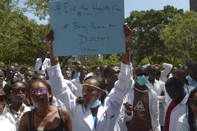 <p>SOLIDARITET: Streiken har pågått i 100 dager. 19. januar demonstrerte kenyanske medisinstudenter i solidaritet med doktorene i hovedstaden Nairobi.</p>