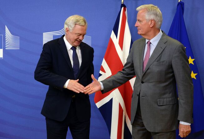 <p>IKKE SÅ LETT: Det er langt igjen før forhandlingslederne fra EU og Storbriannia kan ta hverandre i hendene på en konkret avtale om hvordan Brexit skal foregå. FOTO: AFP</p>