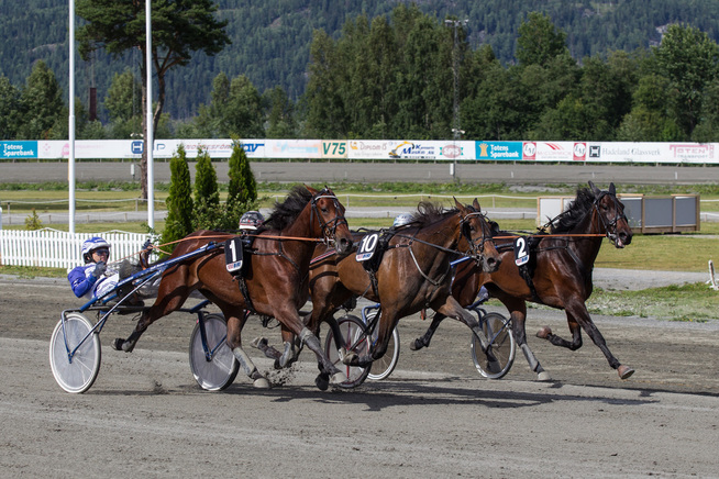 <p>JEVNT: Grace B.R. (nr. 10) vinner knepent foran de to Hamre-traverne Calina (nr. 1) og Thai Sarahya (nr. 2) i hoppeavdelingen av Prinsesse Märtha Louises pokalløp. I hoppe-Kriteriet er de blant favorittene.</p>