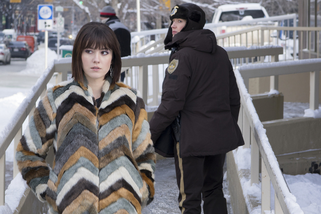 <p>KVINNENE: Mary Elizabeth Winstead som eks-kriminelle Nikki Swango og Carrie Coon som politisjef Gloria Burgle.</p>
