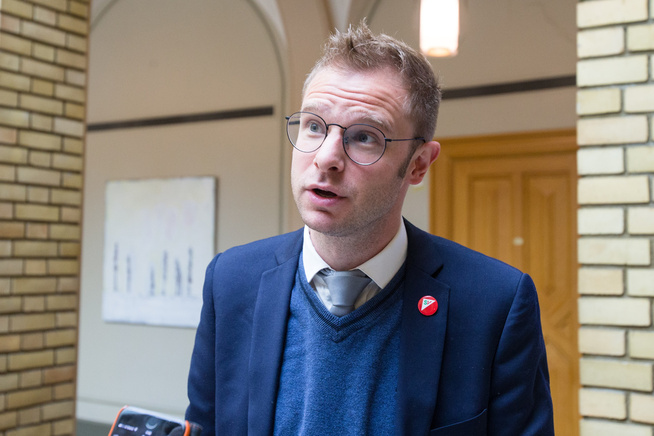 <p>SIVS PENGEBÅL: SVs Snorre Valen, her da revidert statsbudsjett ble lagt frem i mai.</p>