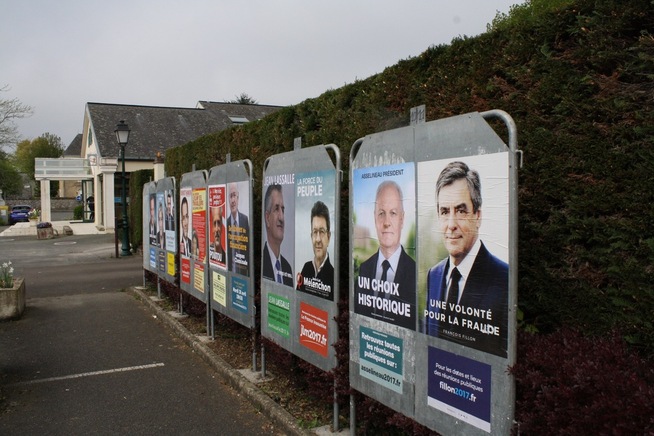 <p>11 VALGKANDIDATER: De offisielle valgplakatene til kandidatene ble hengt opp denne uken. Utenfor rådhuset i Solesmes finner folk et kjent fjes: François Fillon. FOTO: NORA THORP BJØRNSTAD, VG</p>