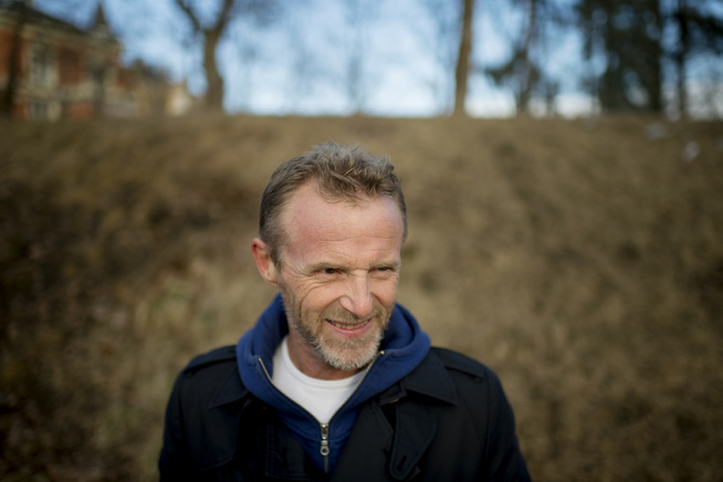 <p>REDD FOR NETT-DATING: Jo Nesbø hadde en plan om å teste Tinder da han gjorde research til «Tørst», men feiget ut. y Hole 20 år etter at første boken kom. Uansett: Han trives som singel pappa.</p>