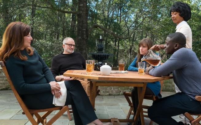 <p>GJETT HVEM SOM KOMMER TIL MIDDAG: Catherine Keener, Bradley Whitford, Allison Williams, Betty Gabriel og Daniel Kaluuya i «Get Out».FOTO : United International Pictures</p>