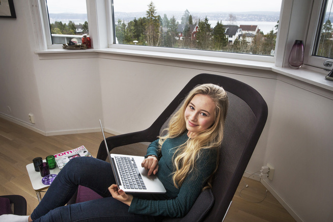 <p/> <p>«BLOGGSTOLEN»: Jennie Sofie i favoritt stolen i stuen </p>