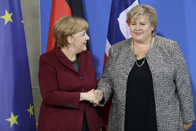 <p>TETT FORHOLD: Angela Merkel inviterte Erna Solberg til internseminar i regjeringspartiet CSU onsdag. Her er de sammen i Berlin i november i fjor.</p>