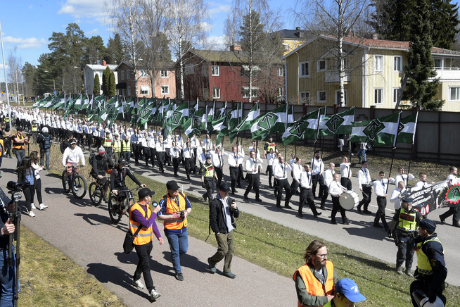 <p>STOR DEMONSTRASJON: Rett under 600 demonstranter var med i Den nordiske motstandsbevegelsens demonstrasjon i Falun i Sverige.</p>