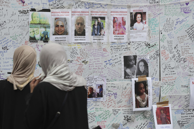 <p>SORG: Folk poster meldinger og beskjeder etter tragedien i London. Foto: Tim Ireland, AP</p>