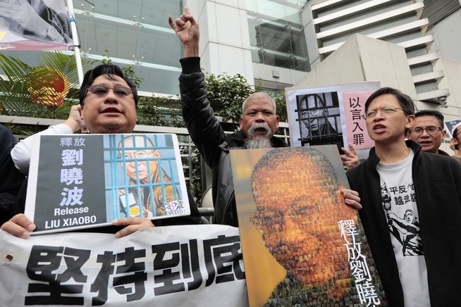 <p>SYMBOL: Fredsprisvinner Liu Xiaobo er det fremste symbol på kampen for menneskerettigheter i Kina, skriver Per Olav Ødegaard. Her fra en protest mot kinesiske myndigheter i Hong Kong i desember.</p>