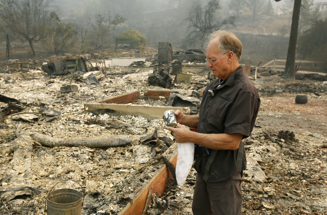 <p>MISTET FORELDRENE: Chuck Rippey besøkte tirsdag ruinene av foreldrenes hus som brant til grunnen i flammehavet. Både faren Charles (100) og moren Sara (98) mistet livet i flammene da de ikke klarte å redde seg ut.</p>
