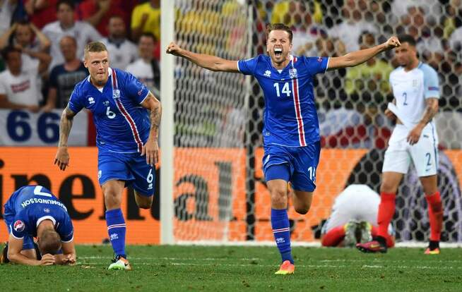 <p>STOPPERKJEMPENE: Kampen er over, Island er i kvartfinalen, Birkir Mar Sævarsson synker sammen av glede, kampens gigant Ragnar Sigurdsson (nummer 6) og Kari Arnason jubler vilt, mens Kyle Walker fortviler over at England er ute. Foto: AFP </p>