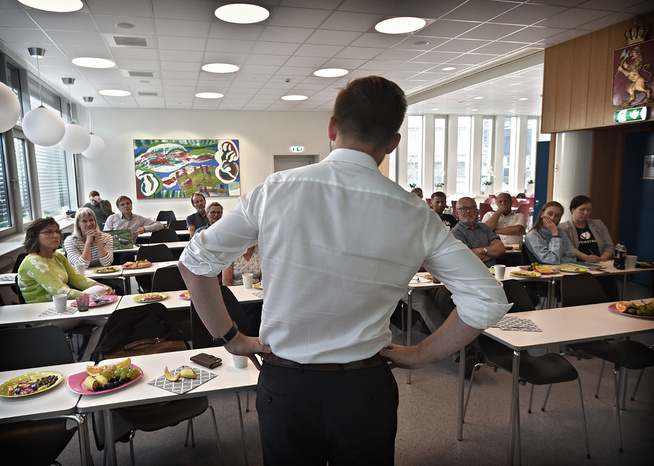 <p>MOTIVATOR: På kommunehuset i Eid kommune held Sveinung Rotevatn ein appell til frivillege som skal ut i kampen for Venstre. Han svarer på spørsmål, blant anna om formuesskatt og Sylvi Listhaug. </p>