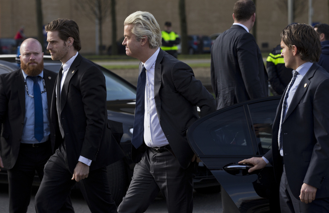 <p>GODT SIKRET: Omringet av livvakter kommer Gert Wilders (i midten), til avisen De Telegraaf. Ifølge avisen beskyttes han nå av elitesoldater.</p>