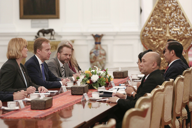<p>OFFISIELT BESØK: Stig Traavik sitter side ved side med utenriksminister Børge Brende under hans besøk hos Indonesias president Joko Widodo i mai 2016.</p>
