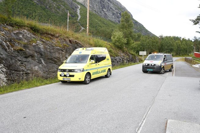& lt; p & gt; An ambulance passes roadblock  p & # xE5; fylksvei 63 after a bus purchase  & # xF8; rte of the way by Gudbrandsjuvet  Valldal l & # xF8; rdag. & # xA0; & lt;  / p & gt;