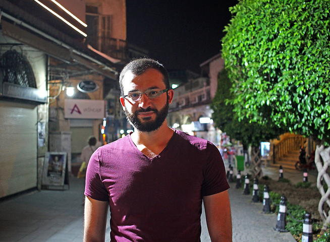 <p>KRYSSER GRENSEN: Nour Hallak jobber som lokal tilrettelegger for internasjonale nødhjelpsorganisasjoner, og trener opp lokale myndigheter i Idlib.</p>