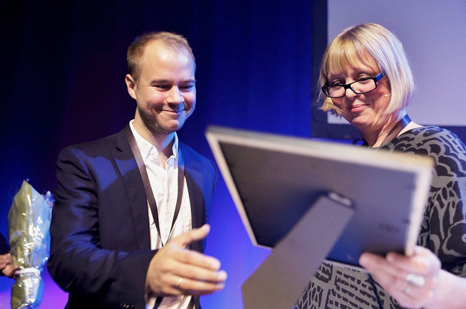<p>PRISVINNER: VGs utenriksavdeling fikk hederlig omtale av IR-juryen. VG-journalist Amund Bakke Foss tok i mot prisen fra Anne Hege Simonsen.</p>