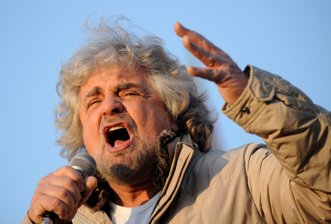 <p>FOLKELIG ENGASJEMENT: Komikeren Beppe Grillo har hatt stor suksess med sitt parti, Femstjernersbevegelsen, i Italia de siste årene. Her fra et valgkamparrangement i Torino i Italy i 2013.</p>