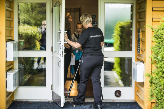 <p>ÅSTEDSUNDERSØKELSE: Tirsdag var politiet på plass i og ved boligblokken der hendelsen fant sted. </p>