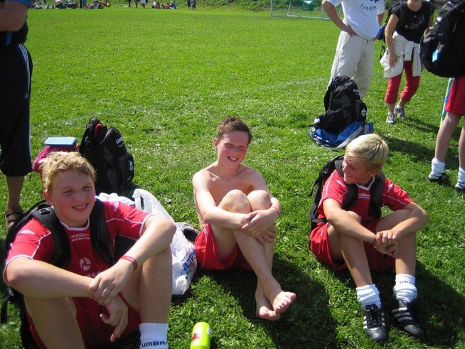 FOTBALLGLEDE: Kristian Dragsund Mork (t.v.) og Karsten Warholm (midten) holder humøret oppe til tross for tap etter en Norway Cup-kamp i 2009.