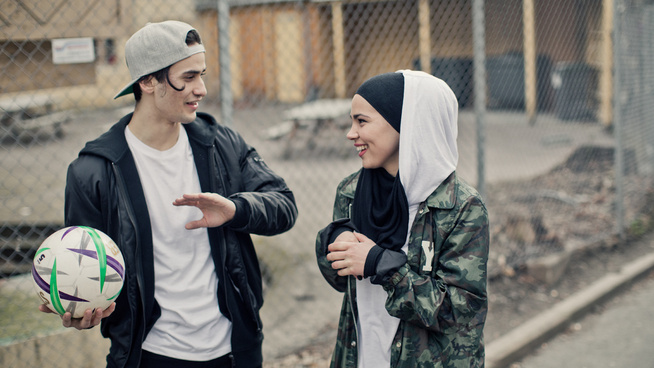 <p>SKJEBNEN: Cengiz Al som Yousef og Iman Meskini som Sana i «Skam».</p>