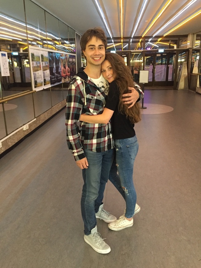 <p/> <p>ROMANTISK GAVE: Alexander Rybak skrev «Til Julie» til kjæresten Julie Gaarud Holm på hennes 23-årsdag i dag, tirsdag.</p> <p>Foto: Privat</p>