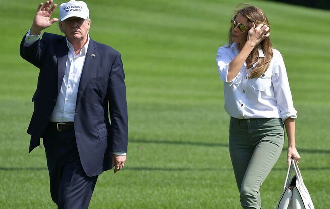 <p>FORDØMMER: Donald Trump og førstedame Melania utenfor Det hvite hus i helgen. </p>