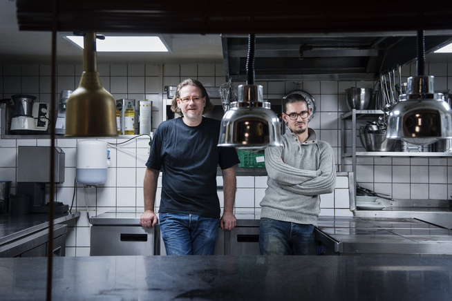 <p>GIR SEG TIL UKEN: Gourmet-restauranten Nero legges ned i neste uke. Restaurantsjef Cato Ødemark (til venstre) vil starte mindre sted og kollega Alexander Geiro skal jobbe ved Utstein Kloster.</p>