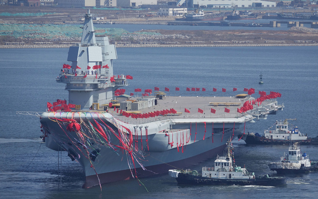 <p>HANGARSKIP: Dette er Kinas første kinesiskbygde hangarskip som ble lansert i april i år i Dalian, i Liaoning provinsen. Også dekorert for anledningen. </p>