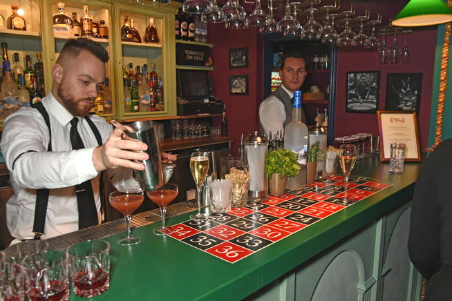 DRINKER: Du får ikke bare pizza på Bunga Bunga, men også fargerike drinker utover kvelden og natten.