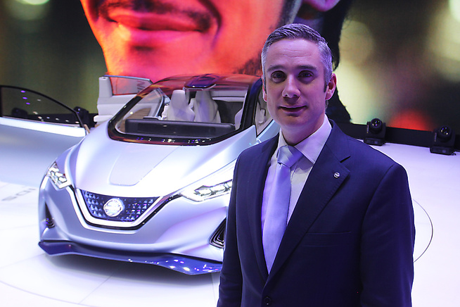 <p>«ALIEN» Biler der rattet blir borte og bilen kjører helt selv, er veldig «alien» for folk foreløpig, sier Richard Candler, ingeniør og strategiutvikler hos Nissan Europe. Her er han på bilutstillingen i Geneve i mars 2016, foran konseptbilen IDS.</p>