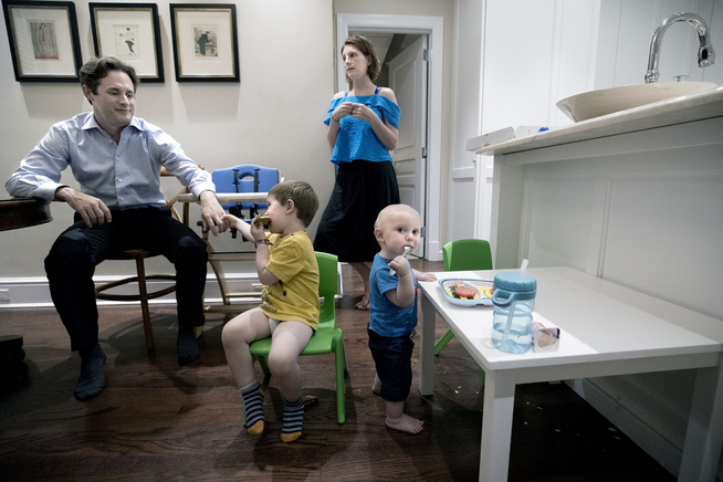 <p>MÅ VELGE: For amerikanske par som Luke Carsley og Sarah Horsch Carsley, er det vanskelig å kombinere jobb og barn. Sarah så seg nødt til å si opp jobben som advokat etter at hun ble gravid.</p>