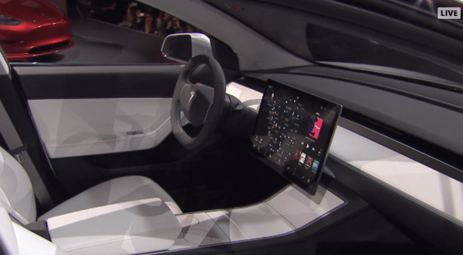 <p>NY SKJERM: Skjermen i nye Model 3 er breddeformat, i motsetning til i Model S og X,k hvor den har høydeformat.</p> <p>Skjermdump: Tesla</p>