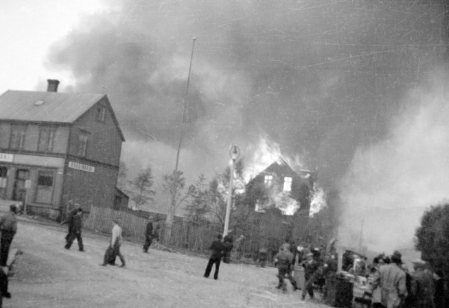 <p>PÅGIKK I 65 DAGER: Bilde tatt etter tysk flyangrep 1. juni 1940.</p>