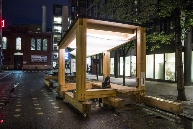 <p>UTEKONTOR: Dette utekontoret i Kjeld Stubs gate er laget av arkitektstudenter. Det ligger like ved et kontorfellesskap der flere gründere jobber. Det er belysning gjennom solcellepanel i taket.</p>